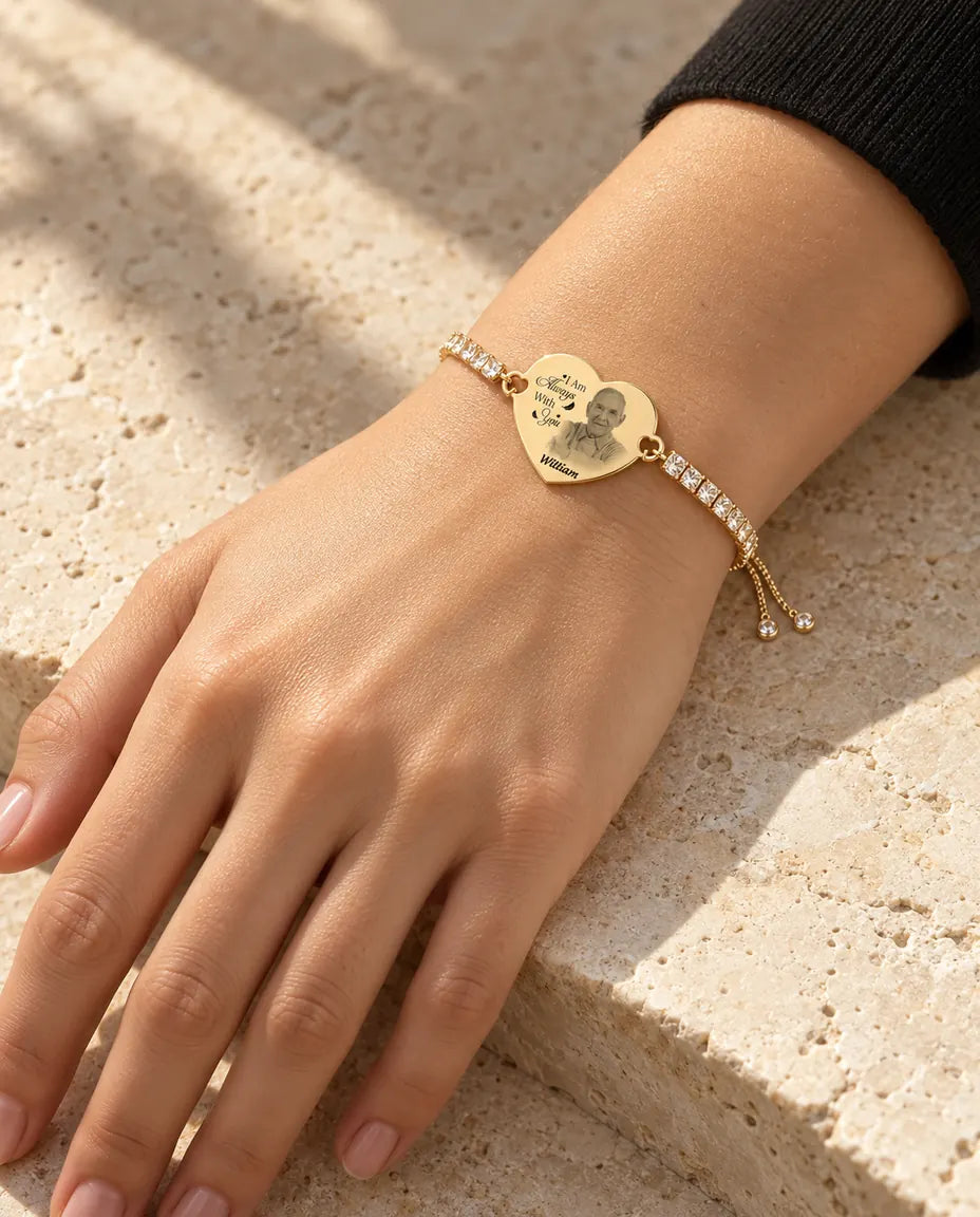Vrouw draagt de goudkleurige armband met gegraveerd fotohart