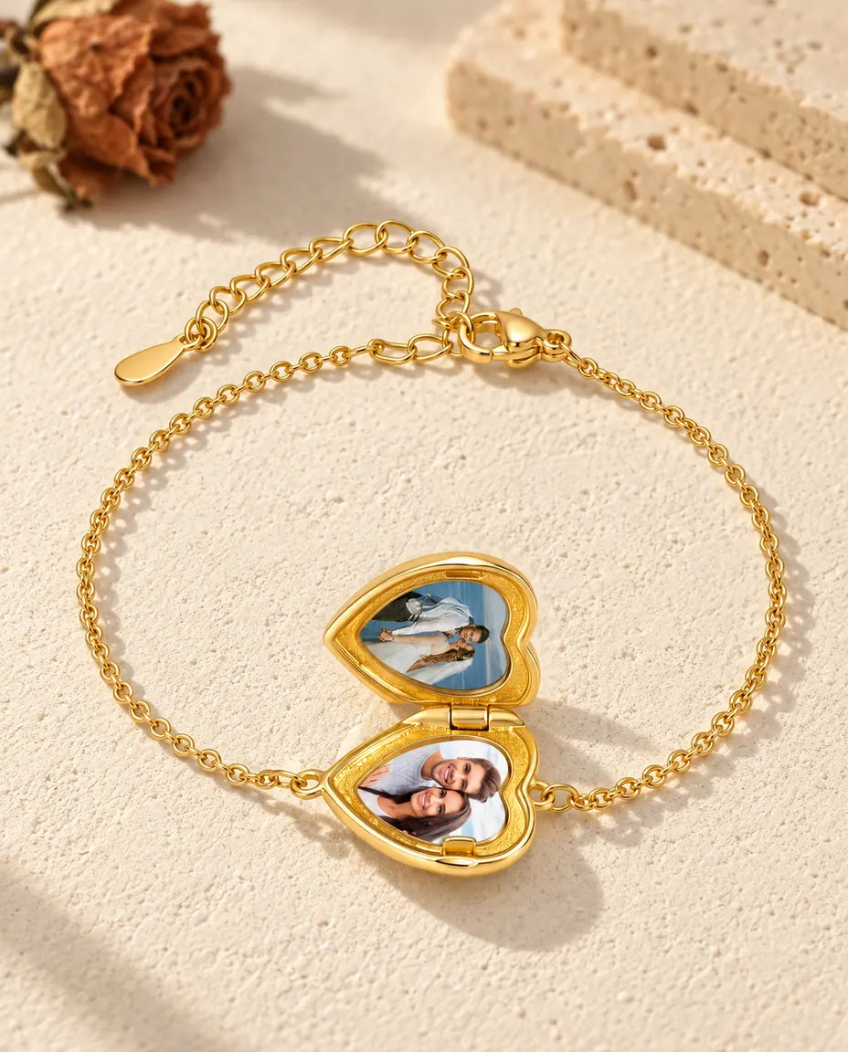 Armband met hartmedaillon open, met twee foto's erin