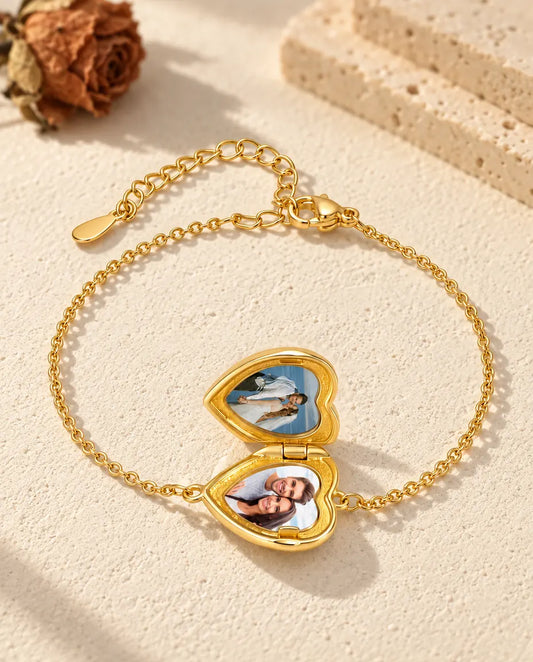Armband met hartmedaillon open, met twee foto's erin