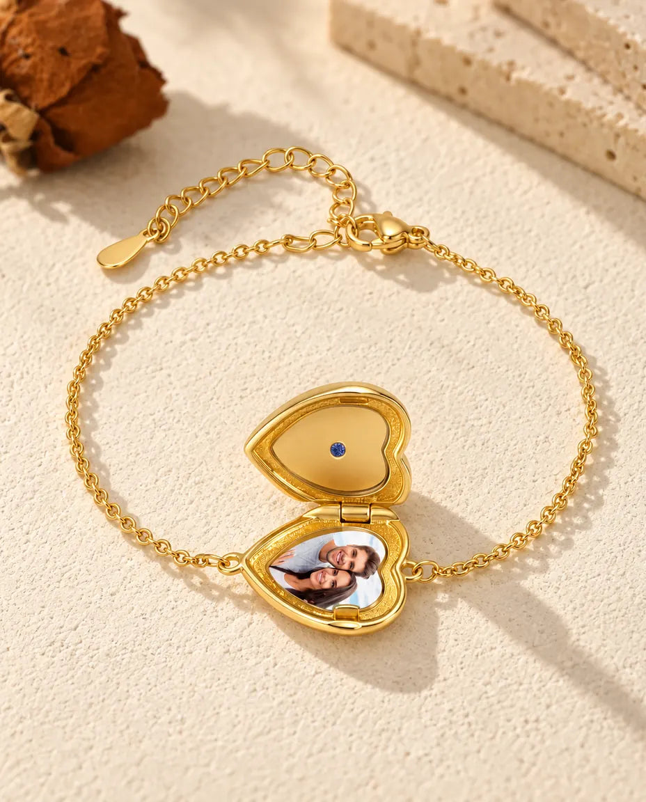 Armband met hartmedaillon open, één foto in de onderkant en een gladde goudkleurige deksel
