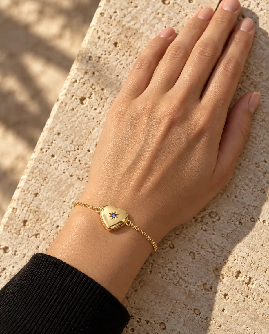 Vrouw draagt de armband met gesloten hartmedaillon