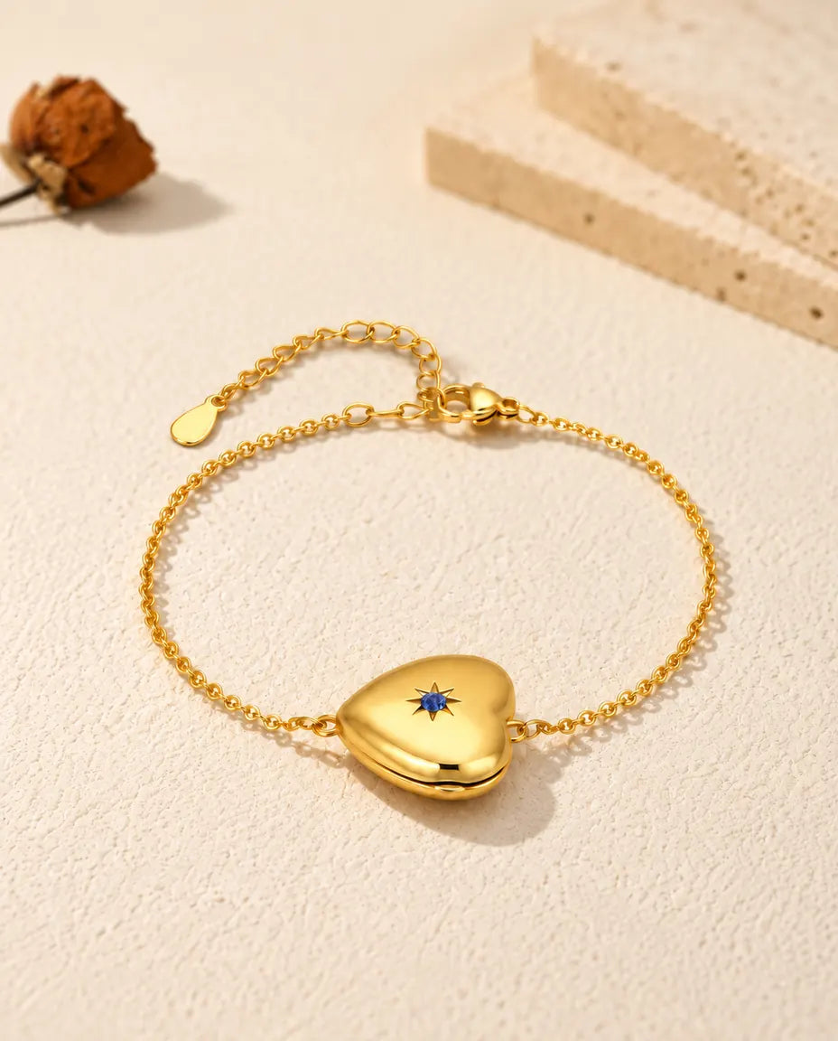 Armband met gesloten hartmedaillon van laag gezien, geboortesteen in de ster