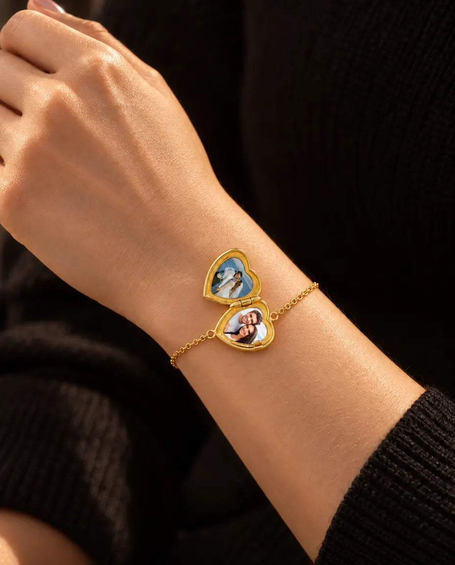 Vrouw draagt de armband met open hartmedaillon en twee foto's