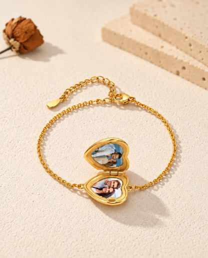 Armband met open hartmedaillon en twee foto's, van laag gezien