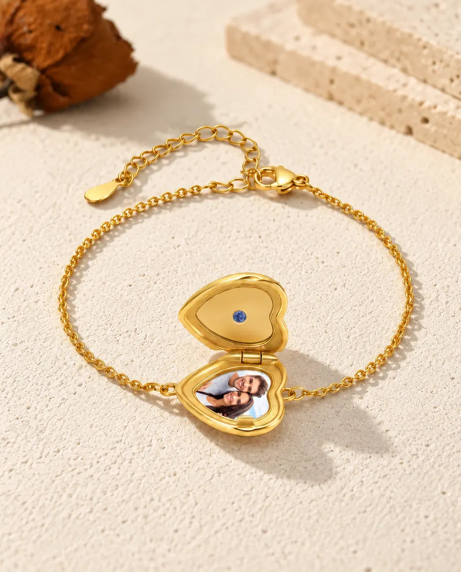 Armband met open hartmedaillon en één foto, van laag gezien