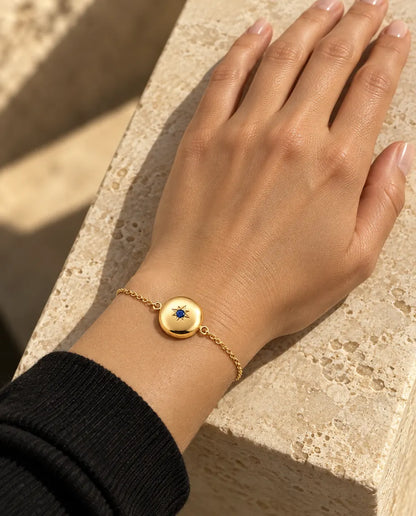 Close-up van de armband met rond medaillon om de pols