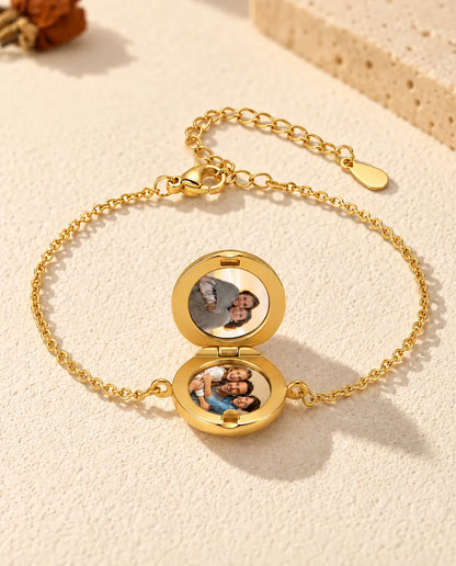 Armband met rond medaillon open, met twee foto's erin