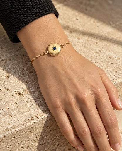 Vrouw draagt de armband met gesloten rond medaillon