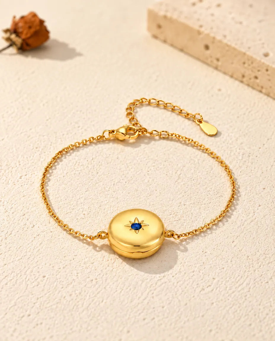 Armband met gesloten rond medaillon van laag gezien, geboortesteen in de ster