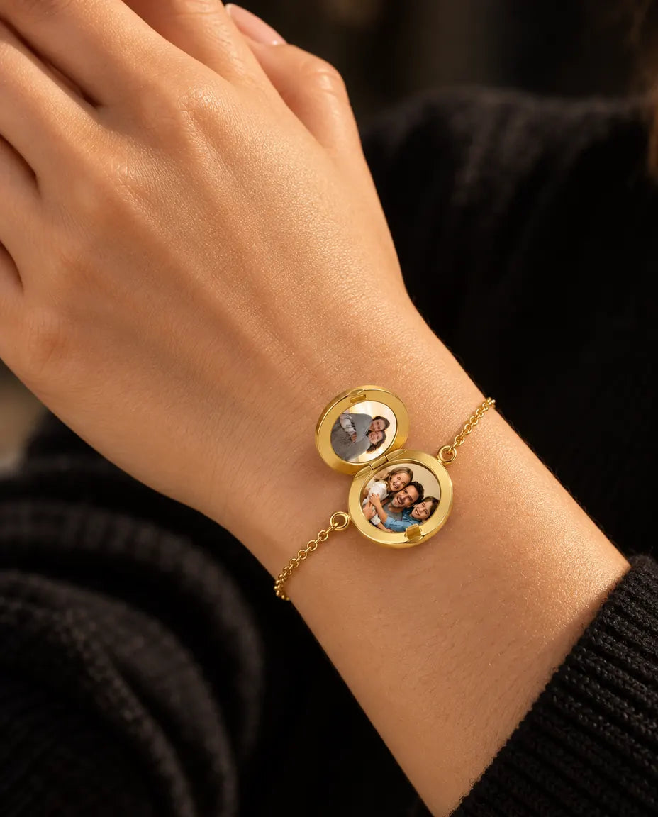 Vrouw draagt de armband met open rond medaillon en twee foto's