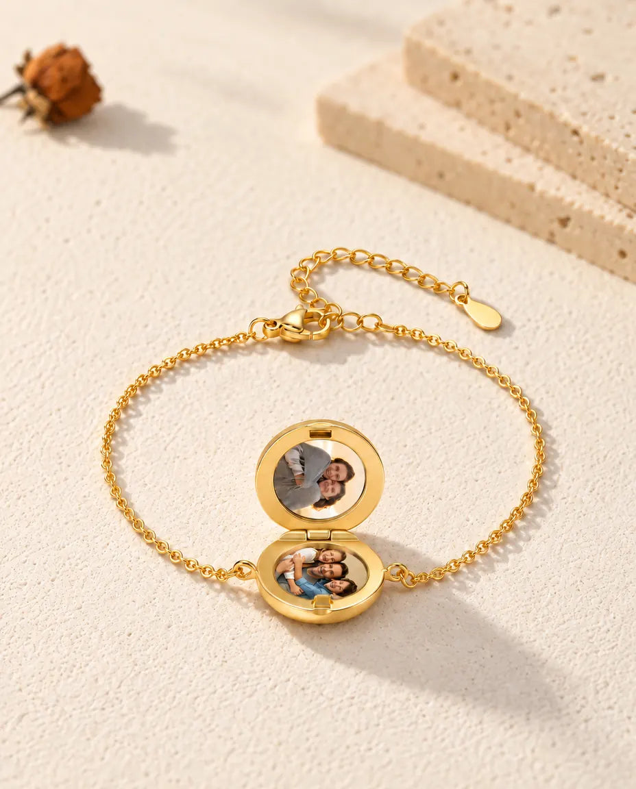 Armband met open rond medaillon en twee foto's, van laag gezien