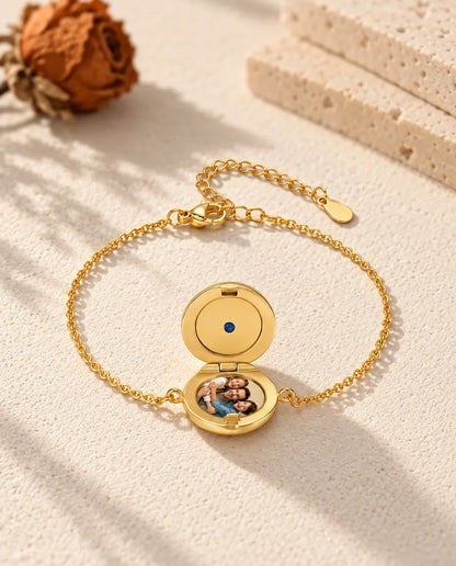 Armband met open rond medaillon en één foto, van laag gezien