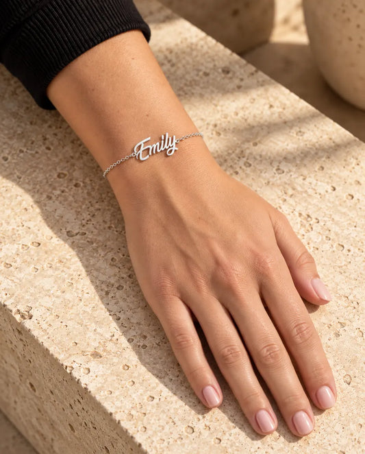 Armband met Naam - gedragen door een model