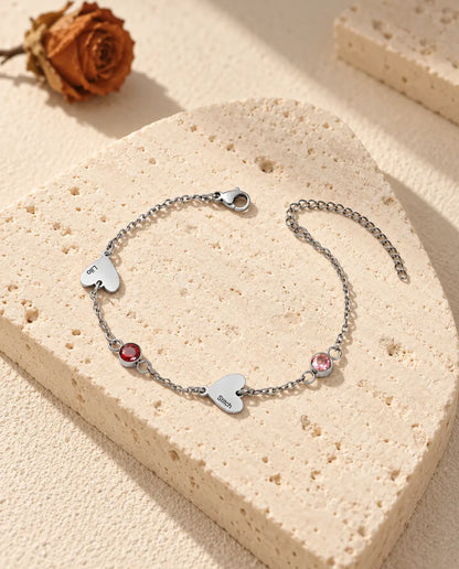 Armband met twee namen: twee gegraveerde hartjes en twee geboortestenen