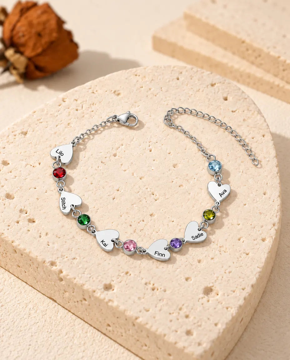 Armband met zes namen: zes gegraveerde hartjes en zes geboortestenen