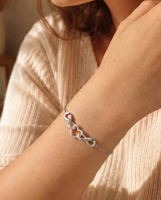 Gepersonaliseerde Oneindig Armband 2 Namen - twee lussen om een hart met twee geboortestenen - gedragen door een model