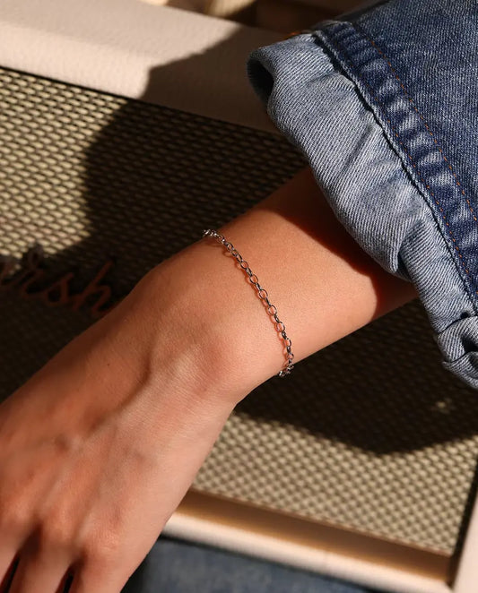 Armband met Ovale Ankerschakels in 925 Sterling Zilver - gedragen om de pols