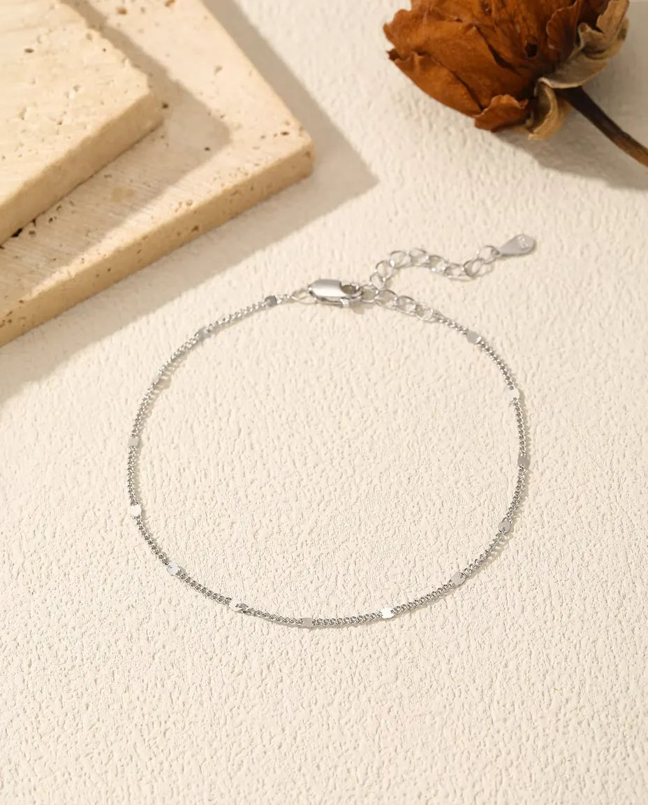 Armband met Pailletten in 925 Sterling Zilver - plat op een licht gestructureerd oppervlak met sluiting en verlengketting
