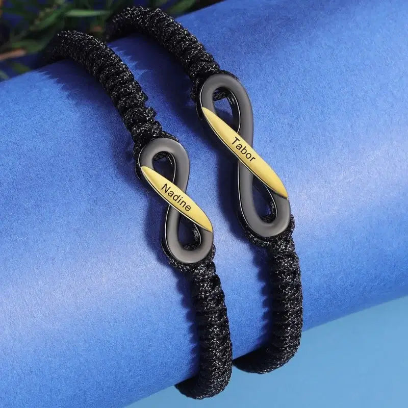 Koppel Armbanden – Set van 2 Zwarte Infinity Armbanden met Gegraveerde Namen