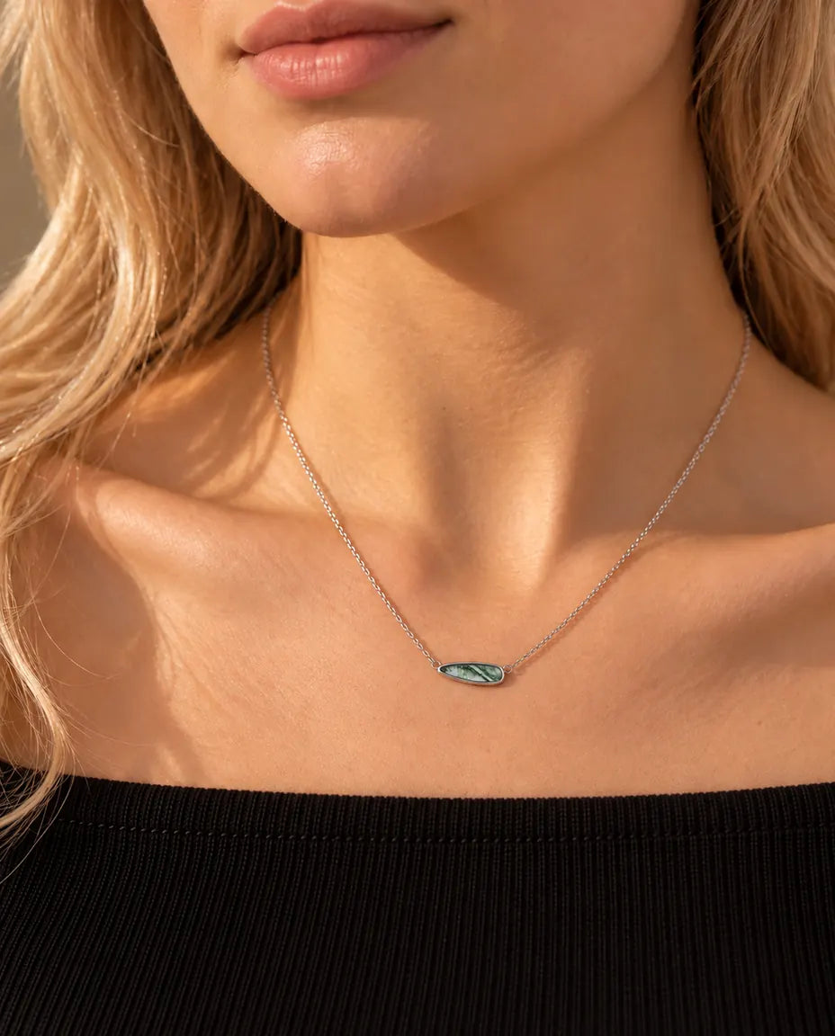 Mosagaat Bar Ketting Druppel in 925 Sterling Zilver - gedragen door een model, close-up bij het sleutelbeen