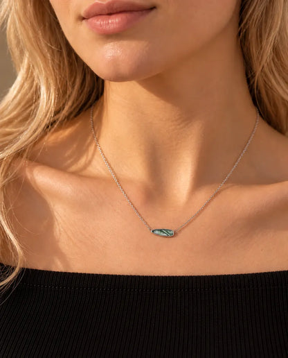 Mosagaat Bar Ketting Druppel in 925 Sterling Zilver - gedragen door een model, close-up bij het sleutelbeen