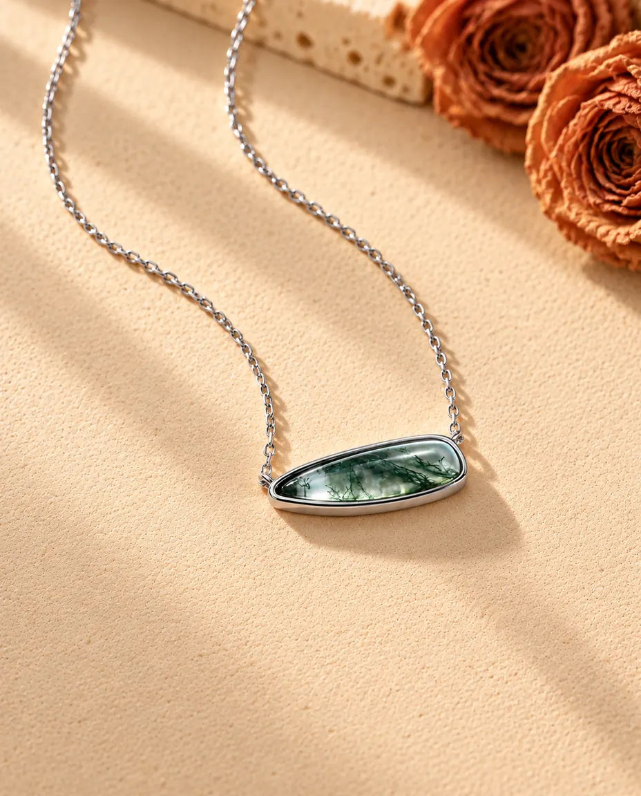 Mosagaat Bar Ketting Druppel in 925 Sterling Zilver - schuin gefotografeerd op een licht gestructureerd oppervlak