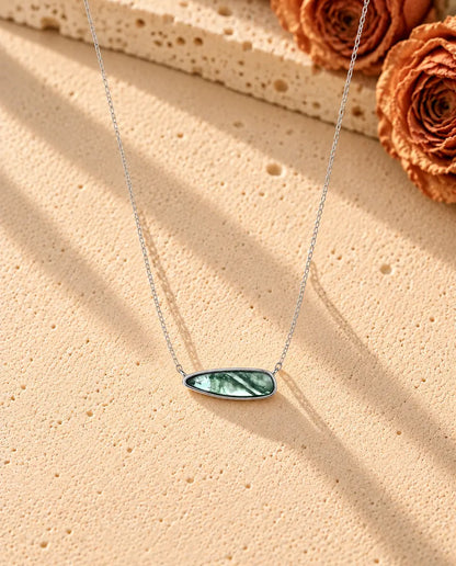 Mosagaat Bar Ketting Druppel in 925 Sterling Zilver - de hele ketting in een lange V op een licht gestructureerd oppervlak