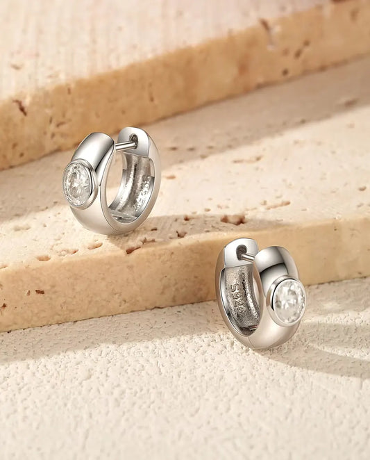 Moissanite Huggie Creolen in 925 Sterling Zilver - het paar op treden van travertijn