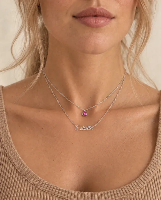 Dubbele Naamketting met Geboortesteen - gedragen door een model