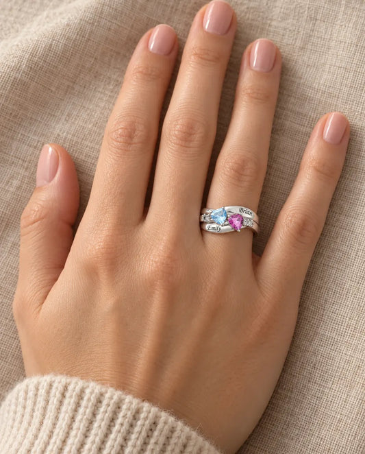 Gepersonaliseerde Dubbele Ring met 2 Hartjes Geboortestenen en 2 Namen - 925 zilveren belofte ring - gedragen aan de hand