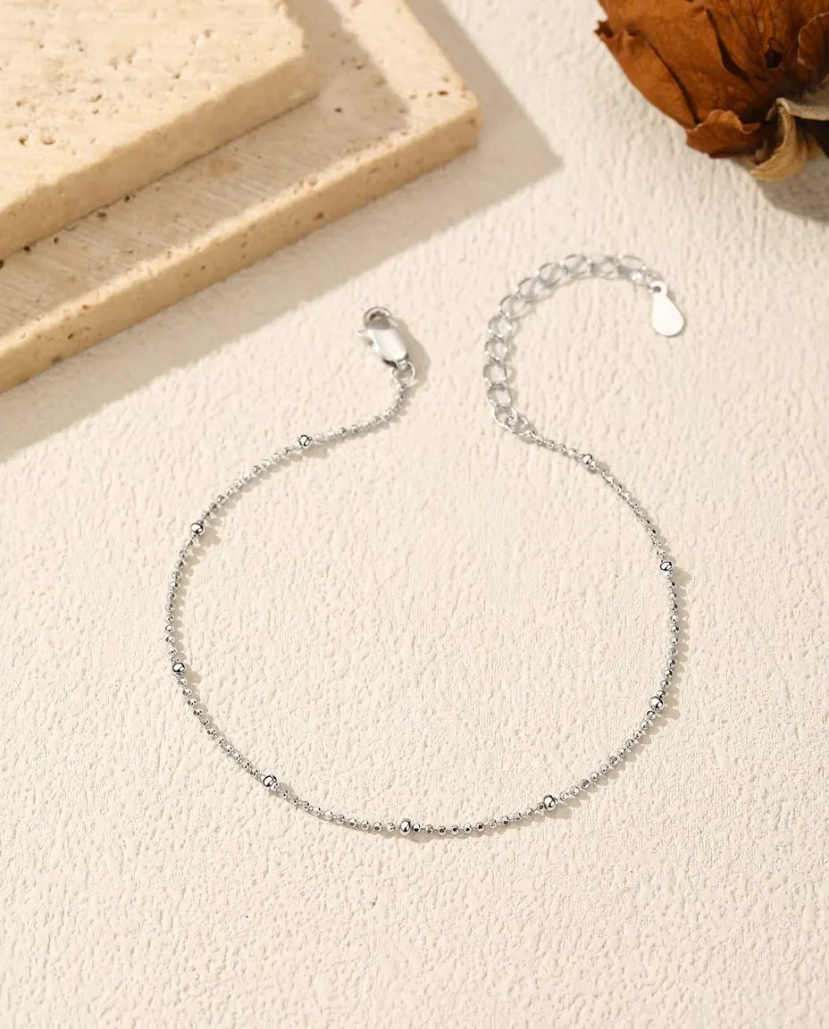 Bolletjesarmband in 925 Sterling Zilver - plat op een licht gestructureerd oppervlak met sluiting en verlengketting