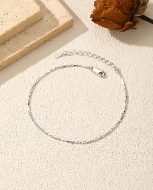 Diamantgeslepen Armband in 925 Sterling Zilver - plat op een licht gestructureerd oppervlak met sluiting en verlengketting