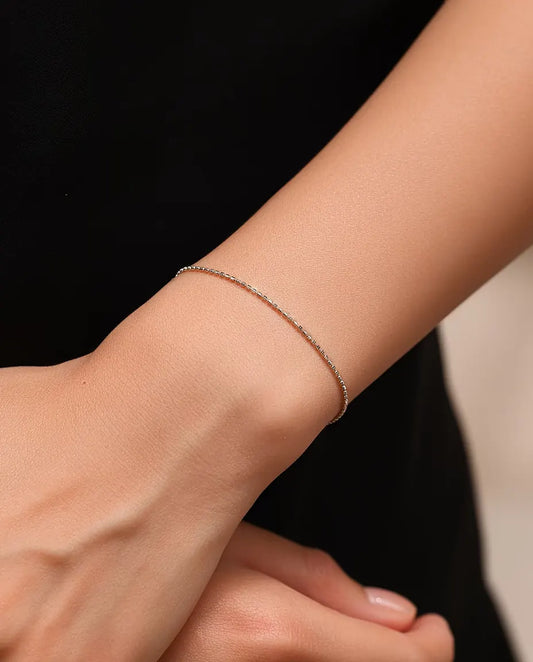 Diamantgeslepen Armband in 925 Sterling Zilver - gedragen om de pols, handen in elkaar