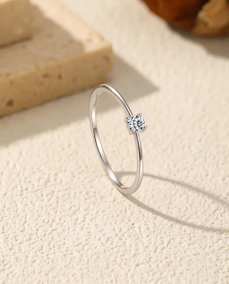 Fijne Moissanite Ring in 925 Sterling Zilver - rechtop op een licht gestructureerd oppervlak