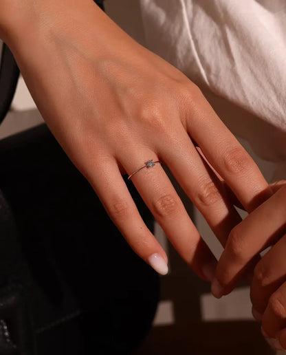 Fijne Moissanite Ring in 925 Sterling Zilver - gedragen aan de vinger van een model, close-up
