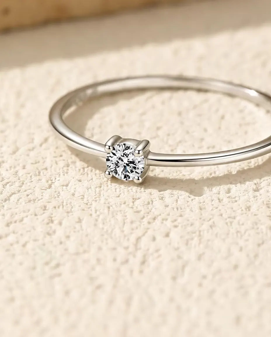 Fijne Moissanite Ring in 925 Sterling Zilver - close-up van de moissaniet in de vierpootszetting