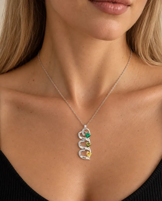 Geboortesteen Ketting - gedragen door een model
