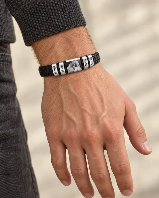 Gegraveerde Herenarmband - gedragen door een model