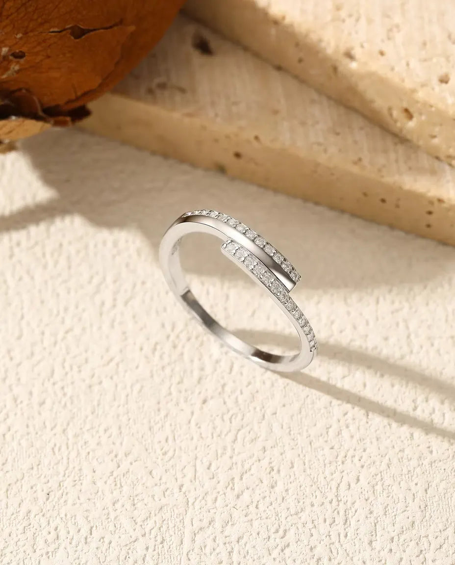 Gekruiste pavé ring met moissaniet - zesentwintig stenen kleur D / VVS1 op een band van 1,4 mm, 925 zilver
