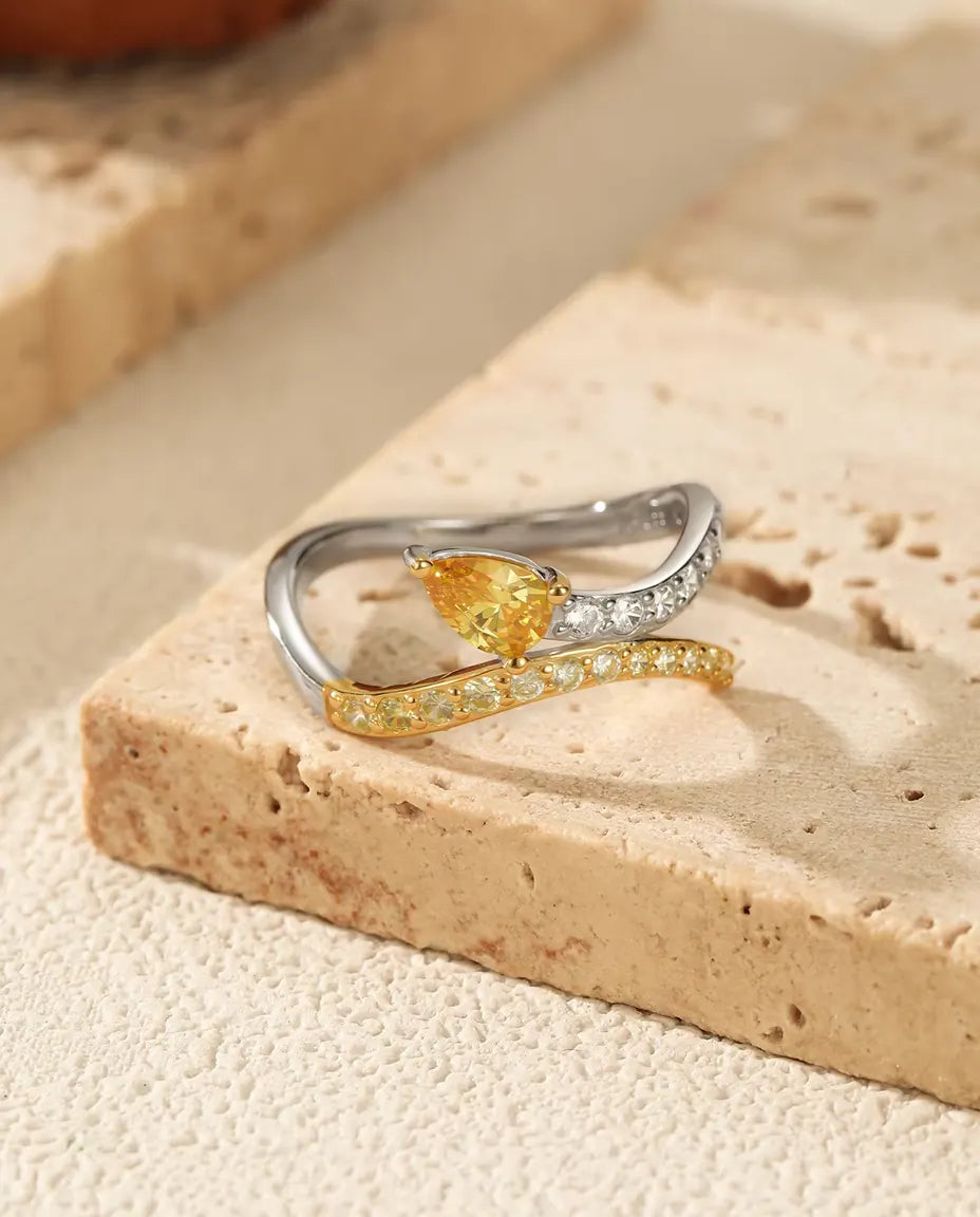Gekruiste Ring Tweekleurig - gele peervorm waar twee pavé banden elkaar kruisen, maten 5 tot 9, 925 zilver
