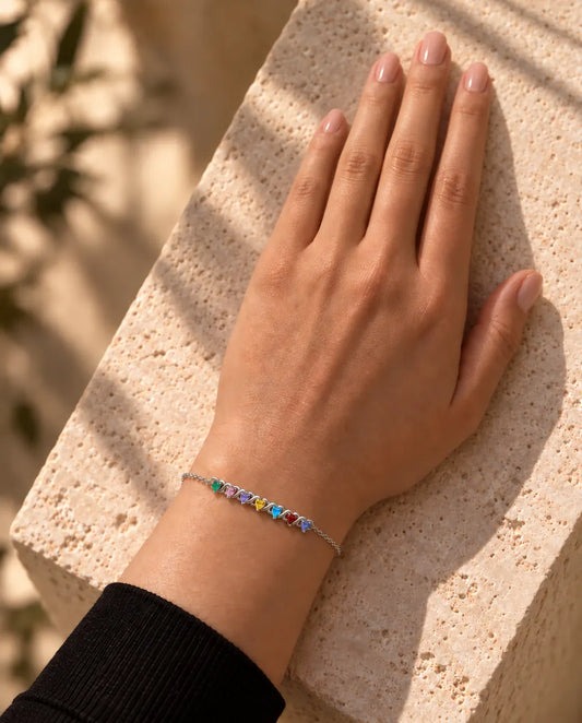 Gepersonaliseerde Gevlochten Armband - gedragen door een model
