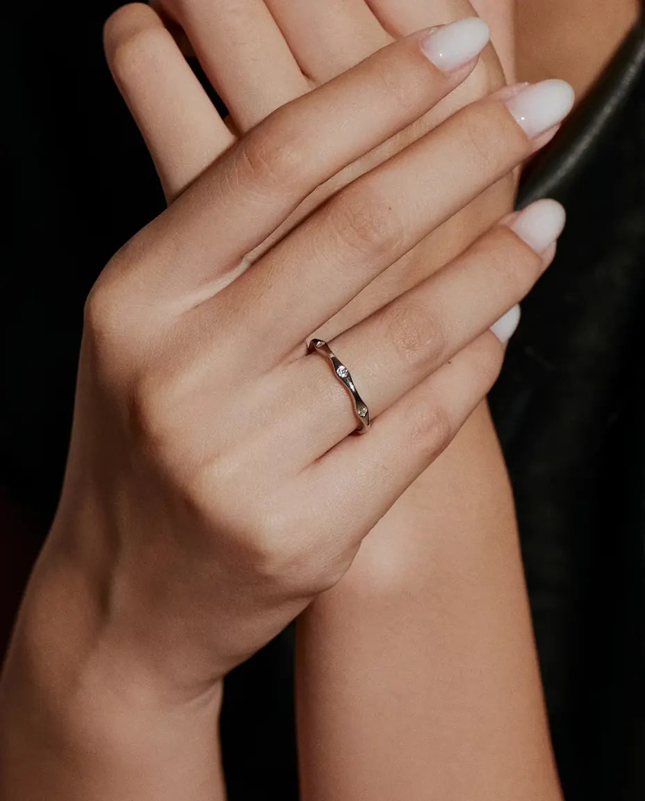 Golvende Moissanite Ring in 925 Sterling Zilver - gedragen aan de hand van een model