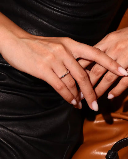Golvende Moissanite Ring in 925 Sterling Zilver - gedragen door een model met gekruiste handen