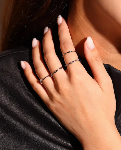 Golvende Moissanite Ring in 925 Sterling Zilver - gedragen aan een hand op de schouder