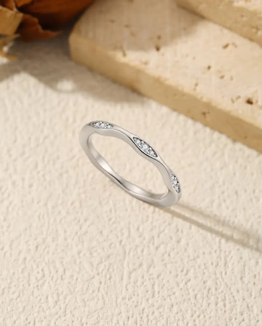 Golvende Moissanite Ring in 925 Sterling Zilver - rechtop op een licht gestructureerd oppervlak