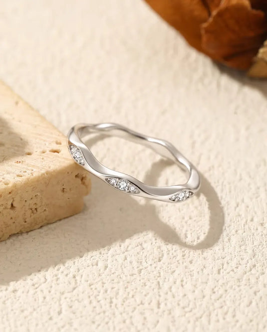 Golvende Moissanite Ring in 925 Sterling Zilver - op de rand van een travertijnplaat