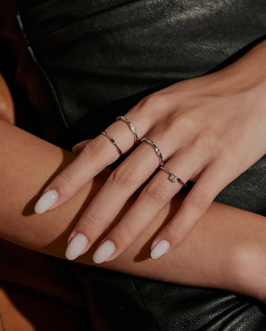 Golvende Ring in 925 Sterling Zilver - gedragen samen met andere ringen, handen op elkaar