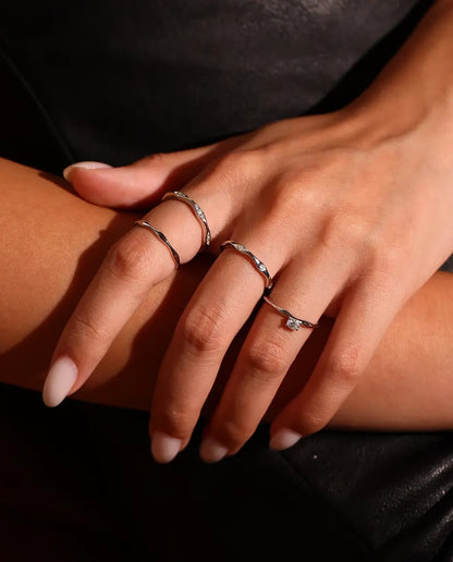 Golvende Ring in 925 Sterling Zilver - gedragen samen met andere ringen, close-up van de vingers