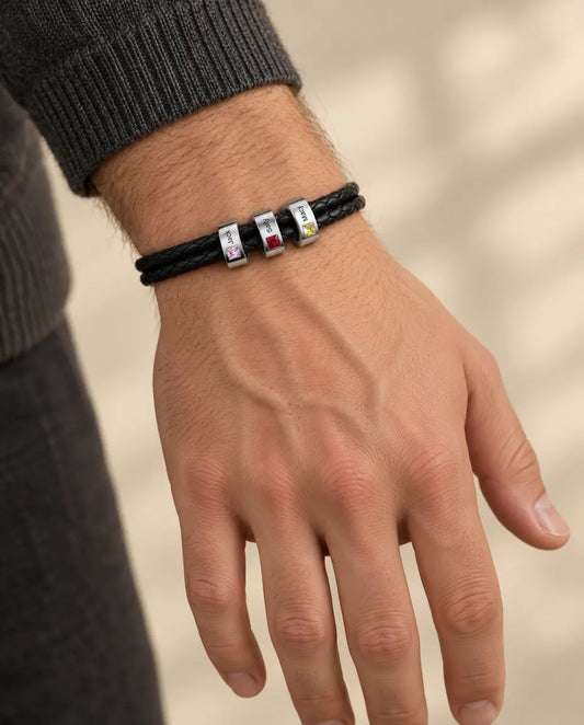 Gegraveerde Herenarmband - gedragen door een model