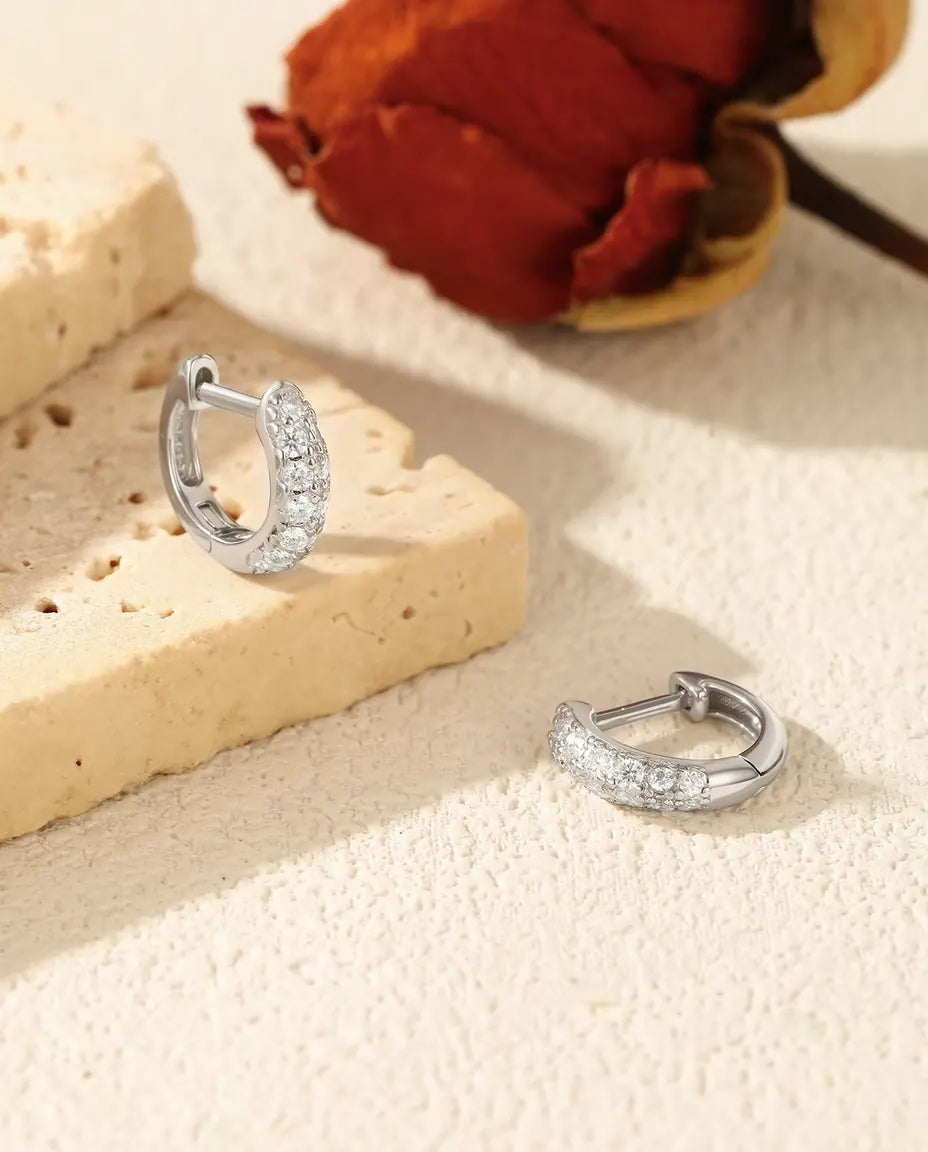 Huggie Oorringen met Moissanite - 11 mm met pavé van 26 stenen in kleur D, 925 sterling zilver